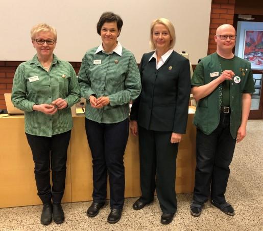 Huomionosoituksia kevätkokouksessa Hopeinen ansiomerkki Sotilaskotiansioristi