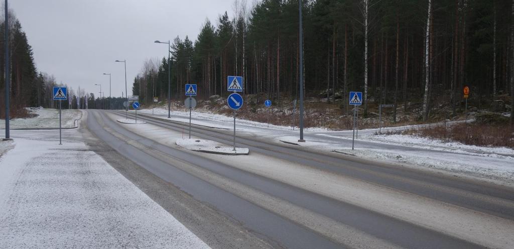 Jalankulku ja pyöräily-yhteys molemmissa ratkaisuissa säilyy paikallaan nykyisellä sillalla ajoneuvo- ja raitiotieväylien länsipuolella.