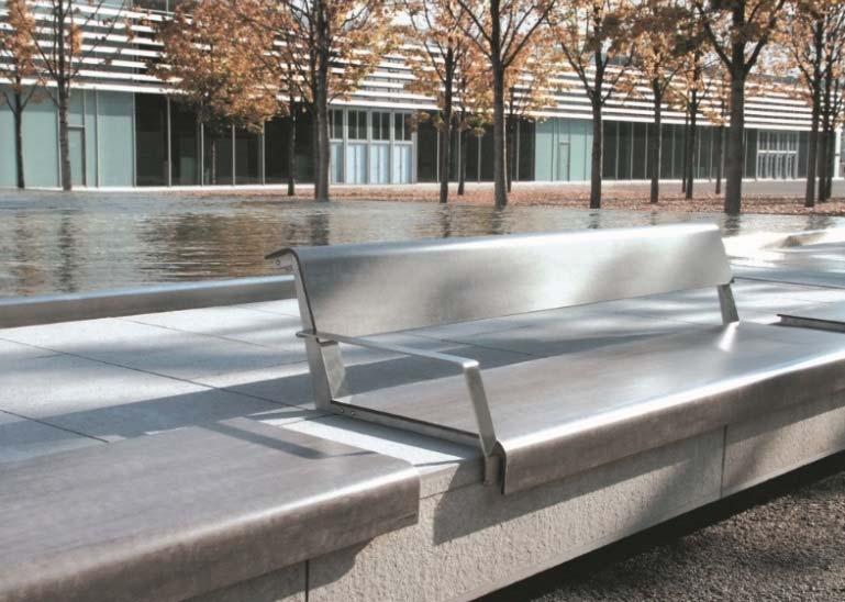 Penkki on voitava asentaa kiinteästi maantasoisen betonilaatan pintaan (lyhyt jalkamalli) tai upotettuun betonipalkkiin (pitkä jalkamalli) Penkin mitat: pituus 1500-1800 mm, istuinkorkeus 470-480 mm,