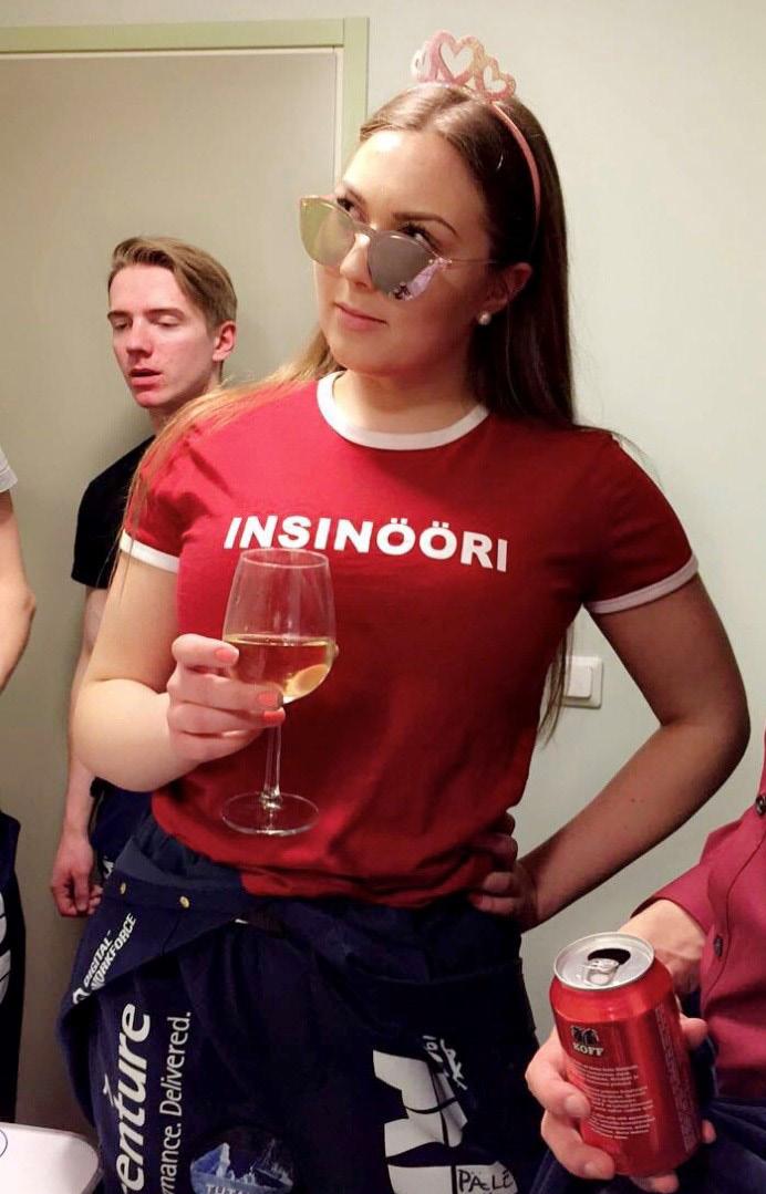 11 Hellurei! Mä oon Essi Lehikoinen, 20 -vuotias Espoosta kotoisin oleva tytteli ja syksyllä lähtee käyntiin mun toinen vuosi tutalla. Tänä vuonna toimin Kaplaakin emäntänä.