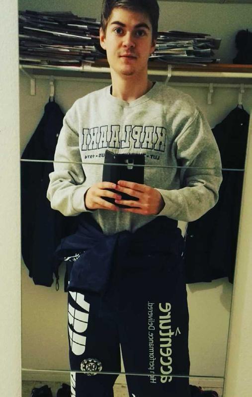 Maisterifuksien tuutori, Joonas Paukkunen, 22-vee, täältä myöhässä olevasta lähijunasta moikka! Kirjoittelen tätä VR:n vihreältä penkiltä heinäkuun helteessä.