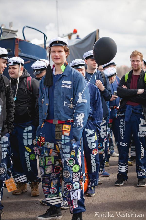 9 Hellurei! KAPLAAKIN HALLITUS JA TOIMIHENKILÖT Oon Joni Piiparinen, 22-vuotias jantteri, lähtösin Savon sydämestä Leppävirran perämetsiköistä.