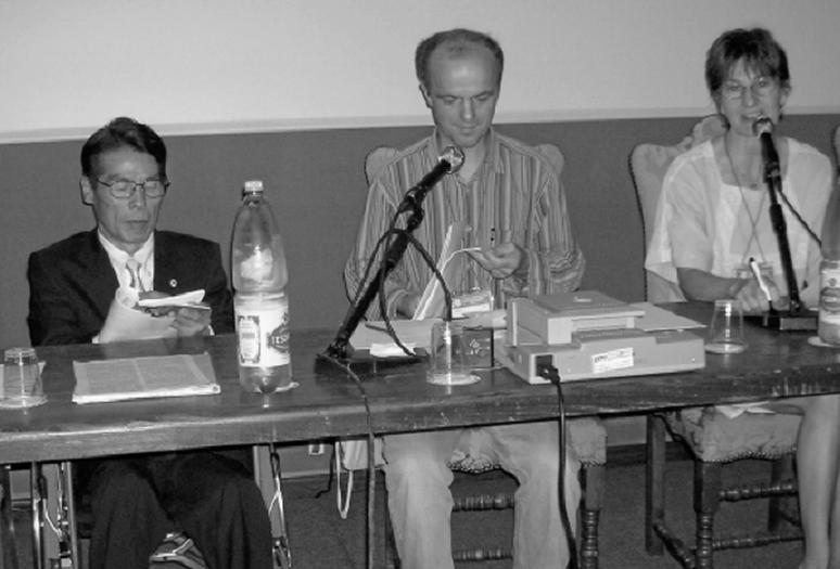 Kongressissa Luennolla Miten hyödyntää tiedotusvälineitä? vasemmalta Etsuo Miyoshi, Thomas Bormann ja Eva Poláková. soinen pianoesitys.