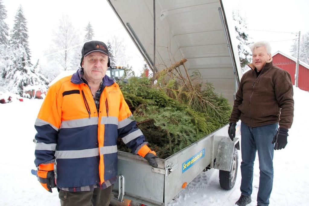 8/9 Ari Heikura ja Tuomo Turunen osallistuivat seppeletalkoisiin (kuva Sami Tolvanen) Havuseppeleet