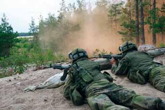 V A R U S K U N T A kuvat: Reserviupseerikoulu Kurssijuhla upeine ohjelmanumeroineen on aina iso tapahtuma. Iltapukujuhlan osallistujien määrä aveceineen on noin 1 400.