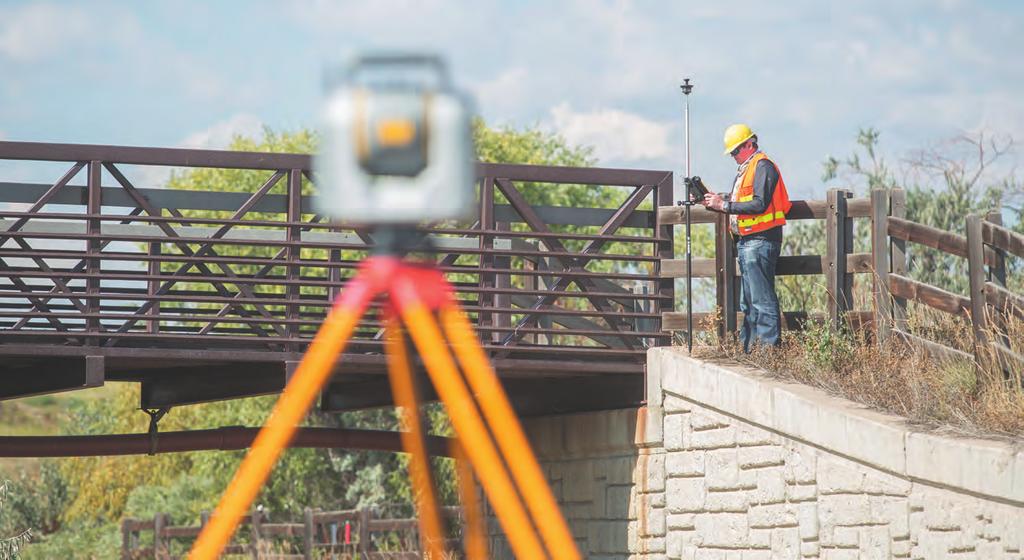 Trimble T10 Tablet SUORITUSKYKYÄ MAASTOON Kannettavan suorituskykyä monitasoisten tiedostojen, laajojen pistepilvi- ja kuvatiedostojen hallintaan Monipuoliset langattomat liitäntävaihtoehdot: WiFi,