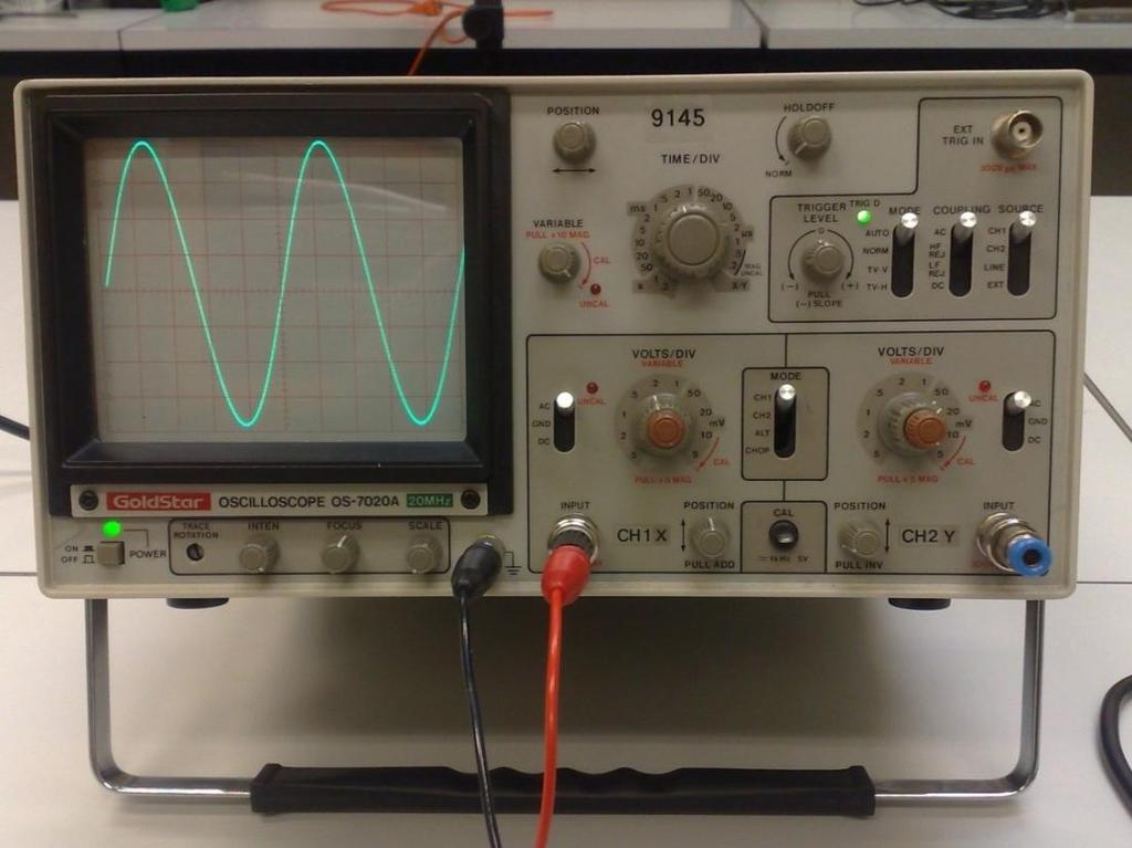 Kun oskilloskoopilla mitataan vaihtojännitettä, käytetään osoittimena elektronisädettä, joka on riittävän nopea seuraamaan jännitteen arvoa joka hetki. Mitataan jännitteen ns. hetkellistä arvoa.