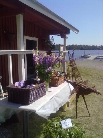 KAURIANSALMEN KÄSITYÖAITTA TEKLAN PUOTI Paikallisten taitajien tuo eita: käsi ja puutöitä, koruja, keramiikkaa, ma oja, ym. Avoinna lauantaisin 9.6. 18.