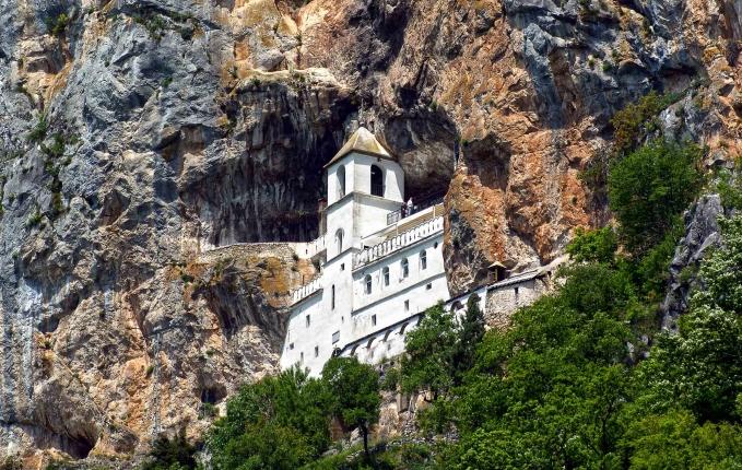 sekä vuorenseinään rakennettu Ostrogin luostari 6 päivää 3.5.