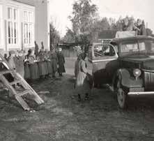 Suojeluskuntien liityttyä Suomen puolustusvoimiin vuonna 1927 tuli lotille mahdollisuus osallistua kriisiajan puolustustehtävien koulutukseen, jota laajennettiin ja kehitettiin koko toiminnan ajan.