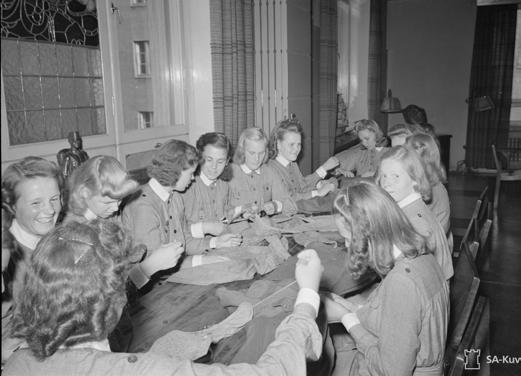 Pikkulottien puku oli pienoisversio lottapuvusta ja he kantoivat puvussaan omaa tunnusmerkkiään. Vuonna 1943 pikkulotta-nimitys muutettiin lottatyttö-nimeksi. Lottatyttöjä oli silloin 50 000.