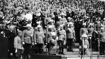 1918 Mannerheim tulossa Runebergin patsaalle vastaanottamaan ohimarssia Vapaussodan