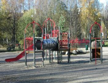 4. Ennakoitavat vaaratilanteet Puistoleikkipaikat Leikkialueilla esiintyvät tyypillisimmät onnettomuudet ovat eriasteisia pienempiä kolhuja ja naarmuja johtuen kaatumisista ja törmäyksistä ilman