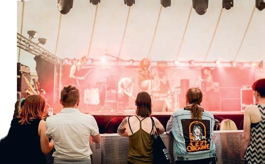 Monipuolinen luonto puhdas maaseutu luonnonläheinen kaupunki viihtyisä ky lät rohkea taajamat värikäs Aina vireessä Musiikki kantautuu Äänejärven rantapuiston teltasta jazzin sävelten tahtiin.