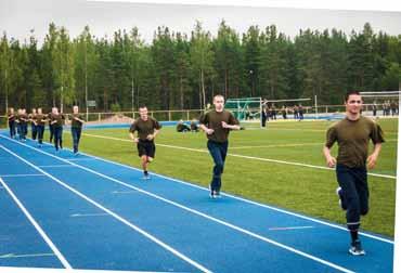 Niinisalon uusi urheilukenttä sijaitsee varuskunnan tulotien oikealla puolella varusmiesten parkkipaikan ja rautatien lastauslaiturin