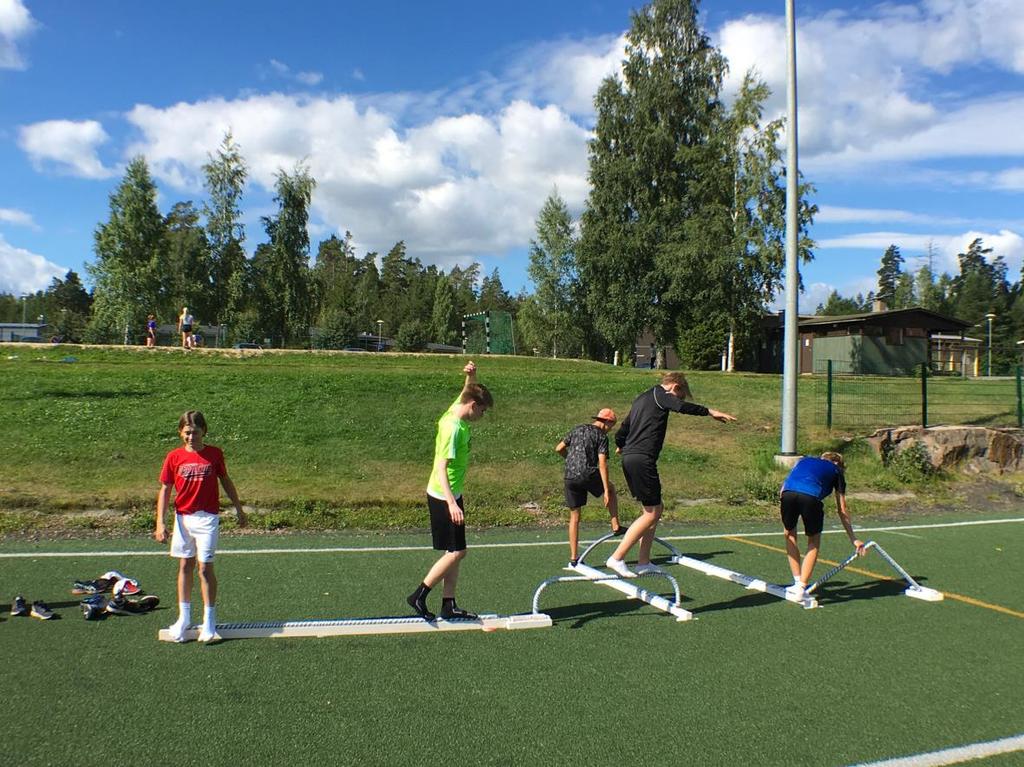 Fyysinen harjoittelu Perustaitojen kautta voidaan toteuttaa eri lajeja ja ne antavat työkaluja fyysisten ominaisuuksien kehittymiseen Tärkeintä urheilijan/oppilaan kannalta on kuitenkin, että kaikki