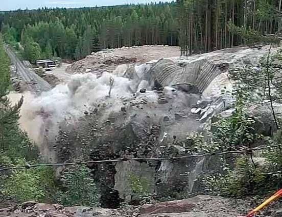 2 Yleistä tietoa louhinnasta ja räjähteistä Räjähteitä käytetään moniin tarkoituksiin ja ne voidaan jakaa karkeasti louhintaräjähteisiin ja sotilasräjähteisiin. Louhintaräjähteitä käytetään mm.