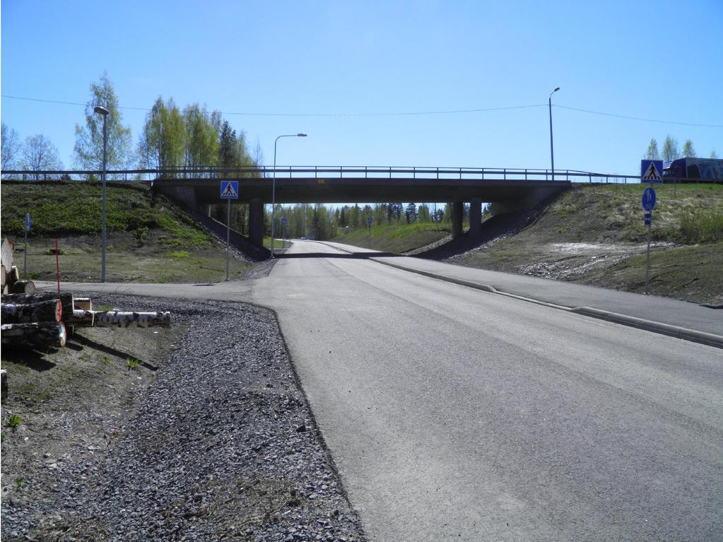 Kuvan keskellä näkyy silta, jossa kulkee valtatie 9:n, Valionkatu ja kevyen liikenteen