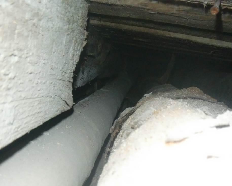 betonilaatan päällä vedeneristeenä bitumi ja lämmöneristeenä mineraalivilla. Kuva 6.