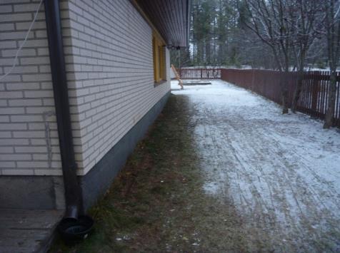 Rakenneavauksen RA4 kohta ulkoseinien nurkassa.