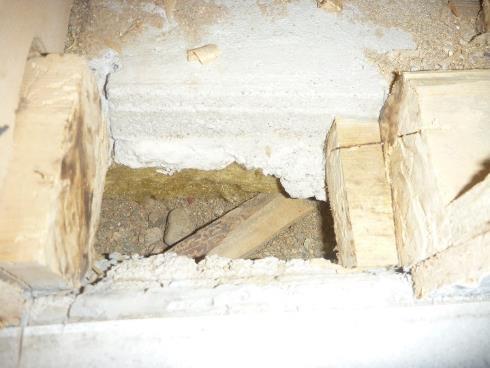 Väliseinärungon alajuoksupuu on painettu märkään betoniin rakennusvaiheissa. Betonilaatan alla on mineraalivilla ja täyttöhiekka.