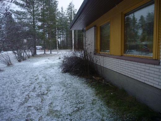 Kattosadevedet on ohjattu rännikouruilla sekä syöksyputkilla sadevesikaivoihin. Rakennuksen sokkelia vasten ei havaintojen mukaan ole asennettu vedeneristettä.