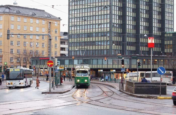 Vaunu on siirtymässä tilausajokohteeseensa hakemaan ryhmää. Kuvassa ohitetaan Vilhonvuorta sekä Sörnäisten metroaseman porraskäytävää. Kuva Jorma Rauhala 15.11.2006.