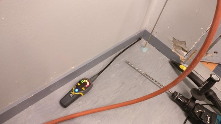 Pilarin ja ulkoseinän liittymässä todettiin epätiiveyksiä. Kuva 69.