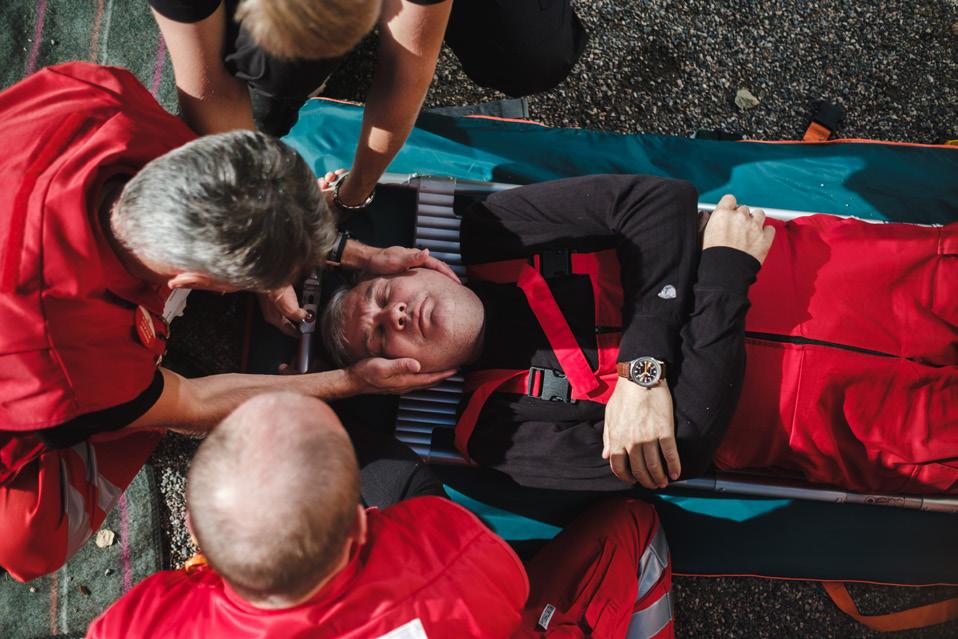 Sivu 8 Ensivasteryhmän hätähuuto! Ambulanssin tuleminen saareen mantereelta on joskus tuskallisen pitkä aika odottaa.