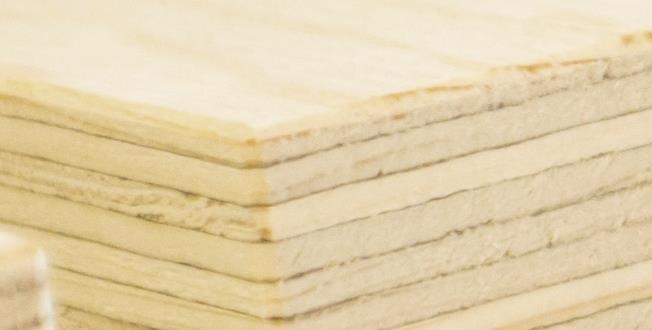 Päätuotteemme massiivipuurakentamiseen LVL (Laminated Veneer Lumber) Kehitetty 1960-luvulla Valmistetaan liimaamalla 3 mm sorvatuista kuusiviiluista Tuotanto
