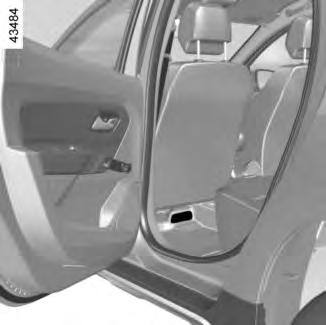 TUULETUSSUUTTIMET, raitisilmasuuttimet (3/3) 14 Takaistuimet (automallikohtainen toiminto) Matkustajien jalkatilan lämmityssuuttimet