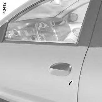 Kun olet autossa, aseta sisäänrakennettu avain takaisin paikalleen avainkorttiin.