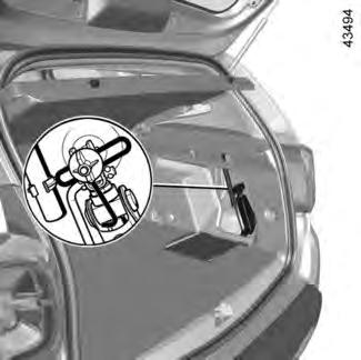 TYÖKALUT 2 3 4 1 A 5 4 5 3 Työvälineiden saanti Työkalut ovat automallikohtaisia. Työkalut on sijoitettu tavaratilaan. Napsauta luukku A irti viemällä käsi kahvaan 1. Poista luukku.