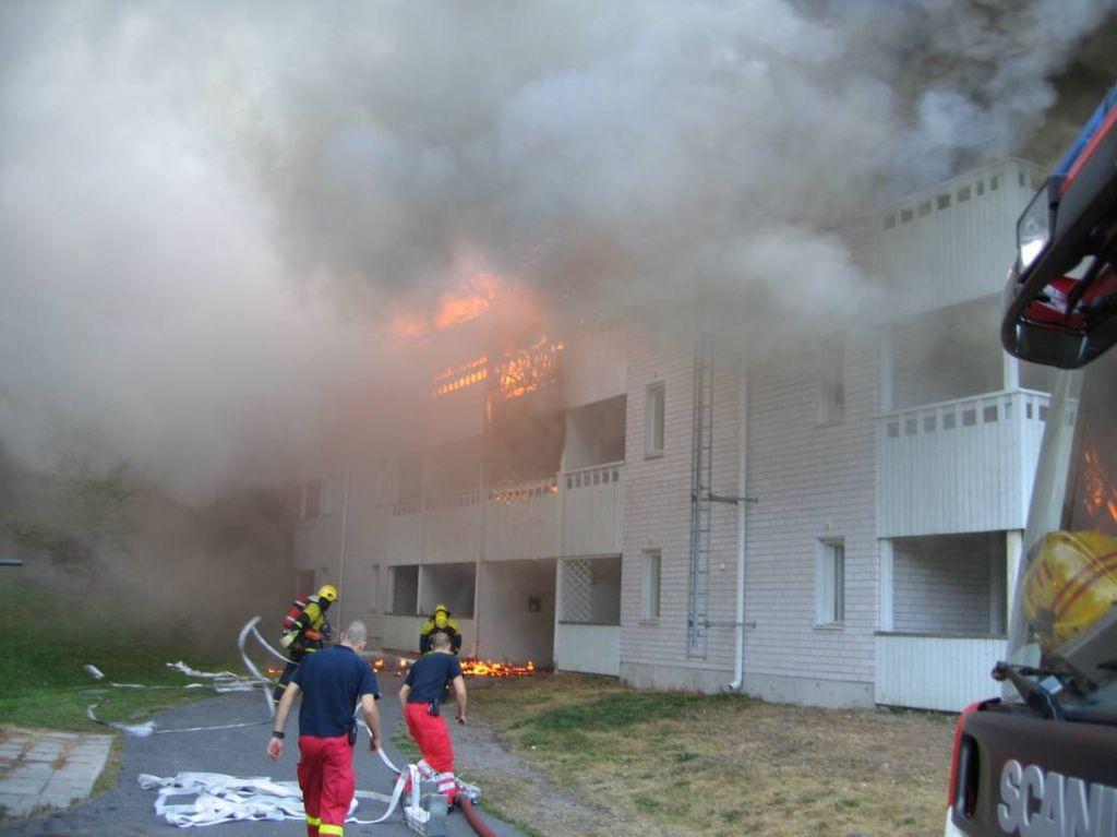 Rakennusten tulipalot vuonna 2010 Rakennuksissa yhteensä 6336 tulipaloa, niistä asuinrakennuksissa 3564 tulipaloa Asuinrakennuksissa keskimäärin lähes 10 tulipaloa joka päivä pientaloissa 4