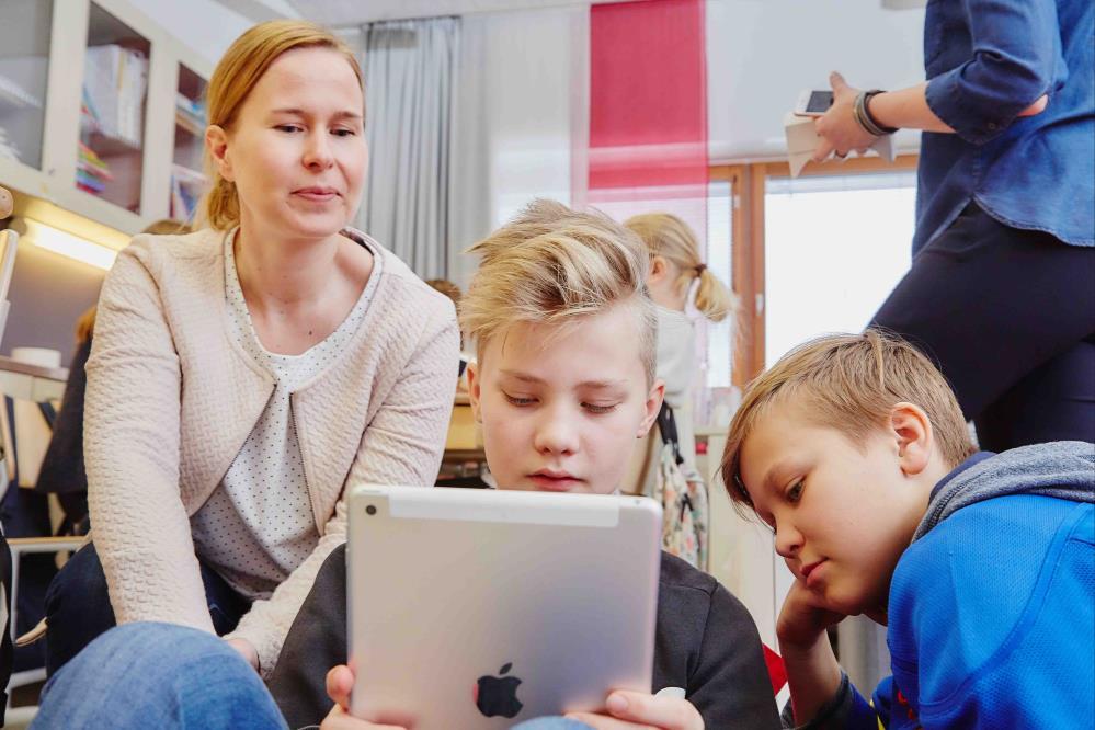 OPPIMINEN JA OPPIMISYMPÄRISTÖT Koulujen ja yritysten yhteiskehittämistä Koulut ja yritykset yhteiskehittivät uusia opetusalan tuotteita ja palveluja Espoossa KYKY-toimintamalli on opetussunnitelman