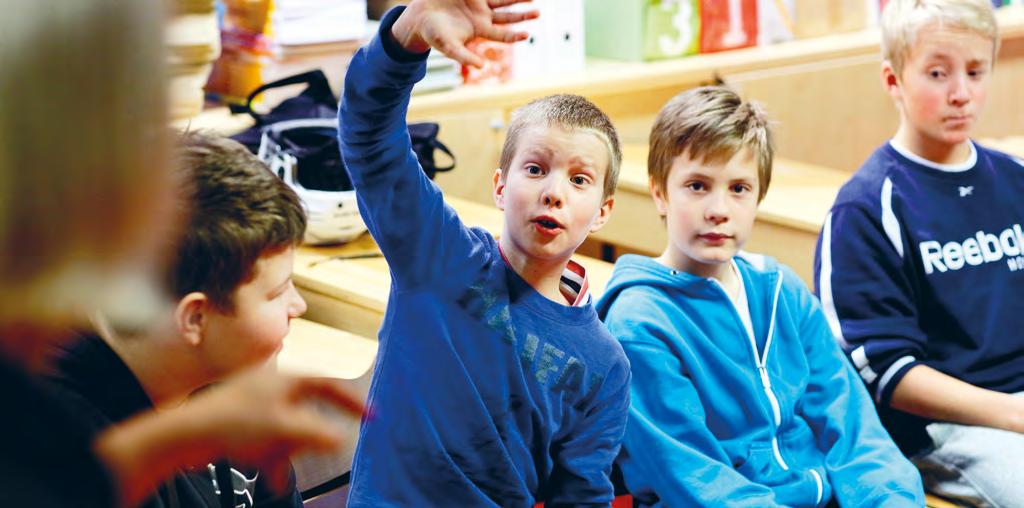 Opettajan on tärkeää keskustella oppilaan vertaissuhteista myös tämän huoltajan kanssa. Hyvä hetki ottaa asia puheeksi on esimerkiksi vanhempainvartti, jossa ovat paikalla sekä oppilas että huoltaja.