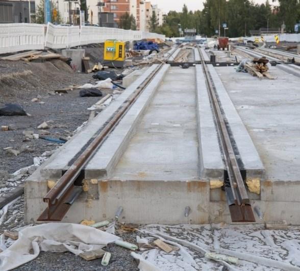Tämän jälkeen rakennetaan kiintolaatan raudoitukset ja valetaan laatta. Kuvassa 2.15 on kuvattu Tampereen raitiotien Pandrolraideosuuksien asennustyömaita eri vaiheissa.