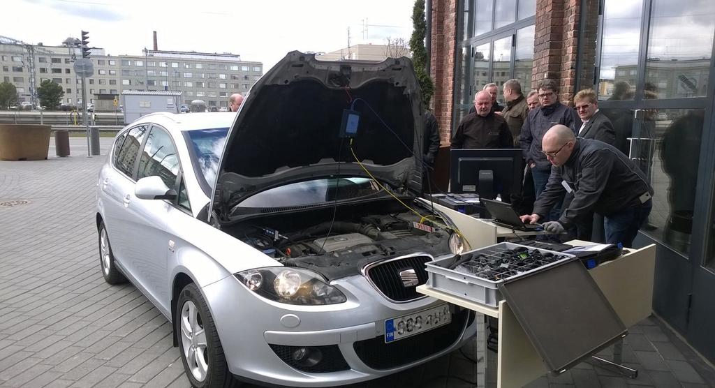Koulutamme uuden teknologian autoalan ammattilaisia ja toimimme aktiivisessa yhteistyössä yritysten