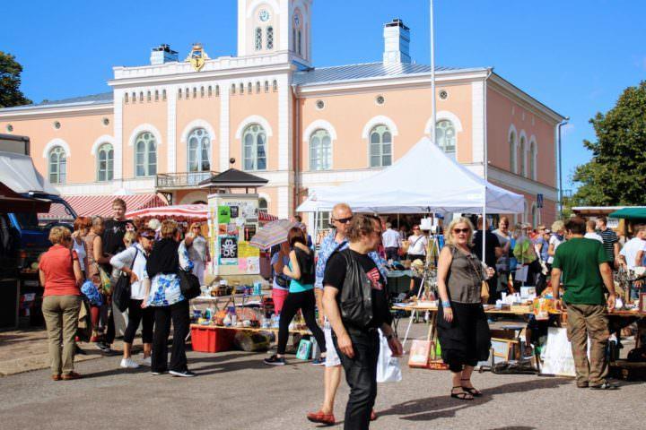 Toimintaa varten käytettävissä olevat määrärahat (ulkoinen toimintakate on sitova kaupunginvaltuustoon nähden) 21113 Valtuusto TALOUSARVIO 217 TAMUUTOKSET TA 217 MUUTOSTEN JÄLKEEN Toimintatuotot TP