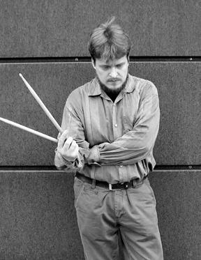 Pop/jazz-musiikki 17 Rummut Olli Estola Tuntiopettaja, pop/jazzmusiikki, rummut Olli Estola (1982-) on toiminut lukuvuosina 2015-2017 Oulun konservatoriolla päätoimisena rumpujensoiton opettajana