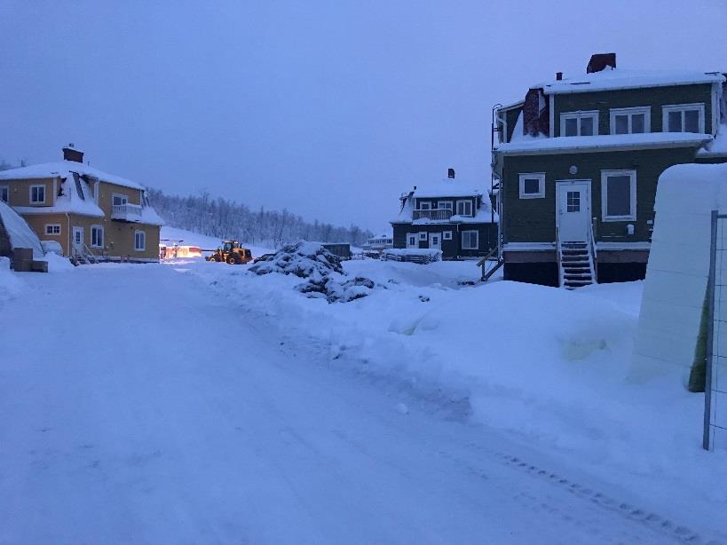 Tutustumassa asuinalueeseen, jonka puutalot on siirretty kokonaisina uudelle alueelle kaivoksen vuoksi Kolmannen matkapäivän kohteena olisi ollut Norjan puolella Narvikin kaupungissa oleva Narviks