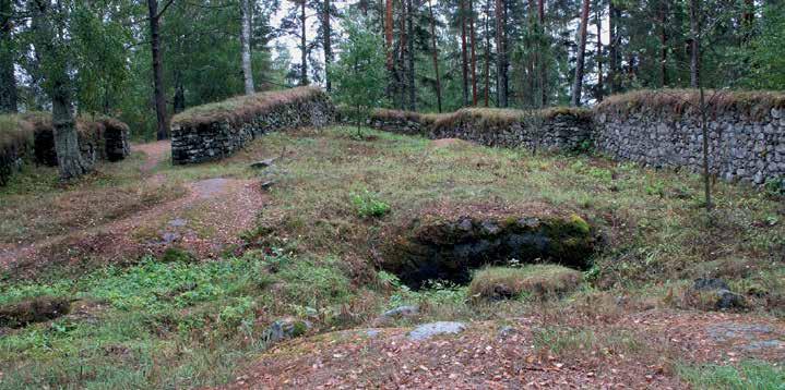Brahelinnan rauniolla ovat säilyneet jyhkeät kivimuurit. Kuva Soile Tirilä, Museoviraston rakennushistorian kuvakokoelma.