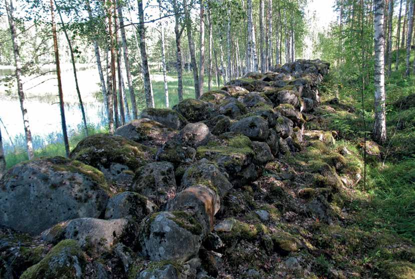 VALTA Puolustusrakennelmat PUOLUSTUSRAKENNELMAT Linnojen ohella valtakunnan rajoille on rakennettu myös kevyempiä puolustusvarustuksia erityisesti tärkeiden kulkureittien tuntumaan.