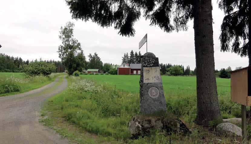 Liikkuminen Välimatkapylväs Hirvensalmen Monikkalassa on todennäköisesti 1930-luvulta. Kuva Leena Lahdenvesi-Korhonen.