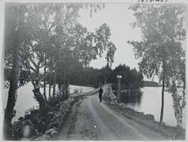 LIIKKUMINEN Liikenteen kivet Kivettyä harjutietä ja puinen välimatkapylväs Punkaharjulla 1880-luvulla. Kuva Gustaf Melander, Museoviraston kansatieteen kuvakokoelma.
