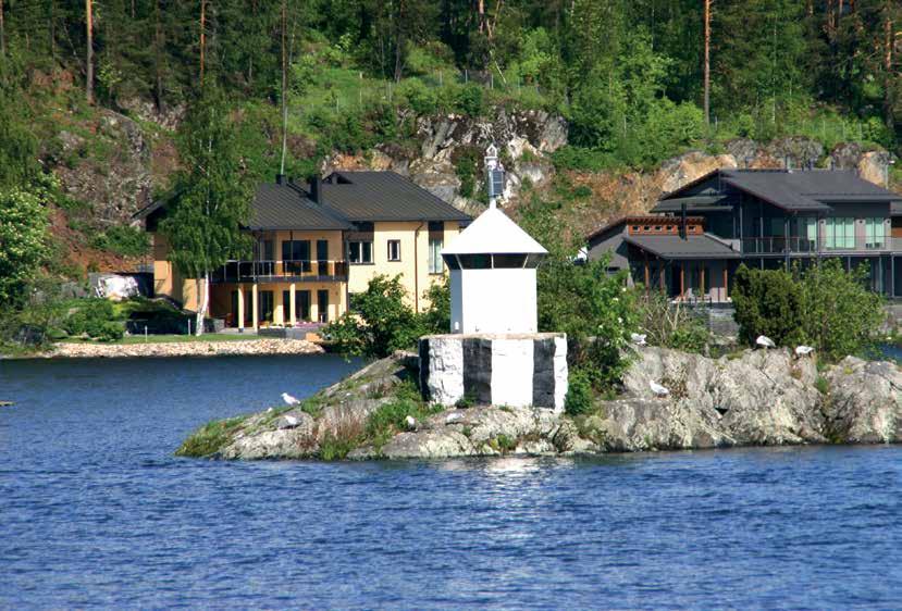 Savonlinnan Kyrönsalmen loistossa on valkomustaksi maalattu kiviperusta. Kuva Leena Lahdenvesi-Korhonen.
