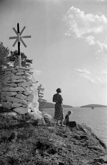 Perinteinen kivikummeli ja uusi linjataulu vieri vieressä Savonlinnan Kyrönsalmessa. Kuva Leena Lahdenvesi-Korhonen.