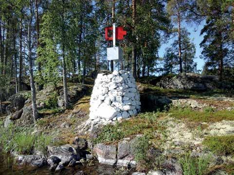 LIIKKUMINEN Kivikummelit vonrengaskummeleilla ja moderneilla linjatauluilla. Toisaalta Liikennevirasto on myös pyrkinyt kartoittamaan vanhoja kummeleita ja muita sisävesien liikenteenohjausrakenteita.