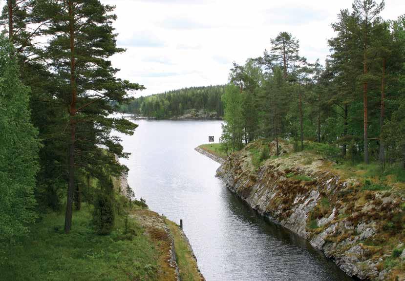 Varkaantaipaleen kanavaa reunustavat jylhät kalliot, joiden väliin kanava on louhittu. Kuva Leena Lahdenvesi-Korhonen.