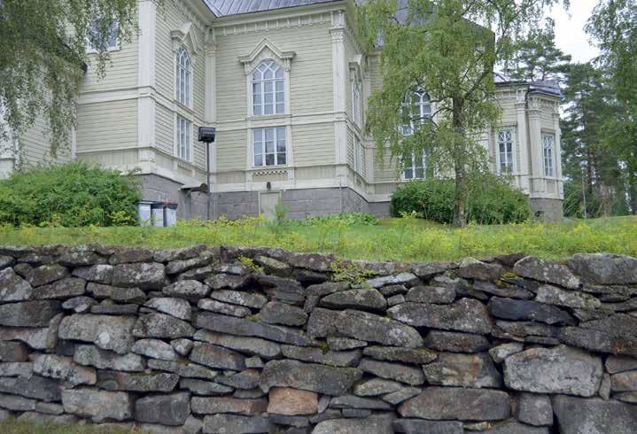 PELLOT Kiviaidat Kangasniemen kirkon kirkkomaata ympäröivä aita on rakennettu kylmämuuraamalla. Kuva Eeva-Liisa Neuvonen.